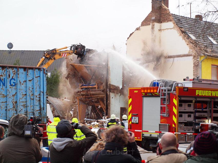 Hausexplosion Bruehl bei Koeln Pingsdorferstr P540.JPG